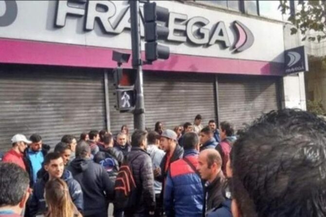Trabajadores de Frávega protestaron en la puerta de la sucursal de Temperley tras el cierre sorpresivo del local.