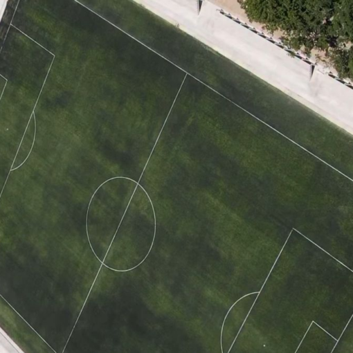 Las mejoras en el estadio Padre Mugica de Alejandro Korn incluyen una cancha de césped sintético y la construcción de tribunas.