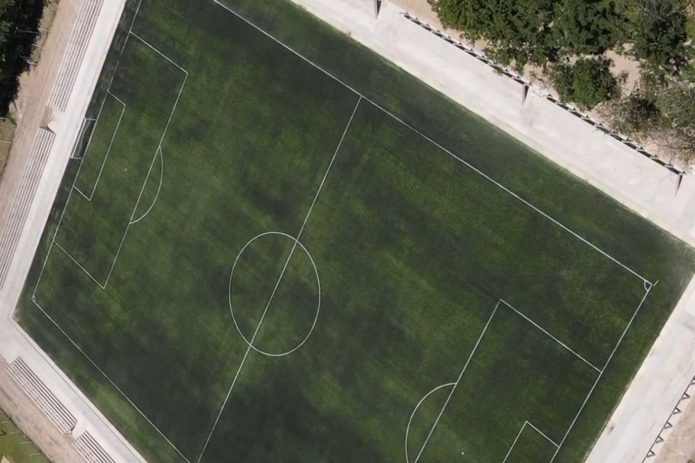 Las mejoras en el estadio Padre Mugica de Alejandro Korn incluyen una cancha de césped sintético y la construcción de tribunas.