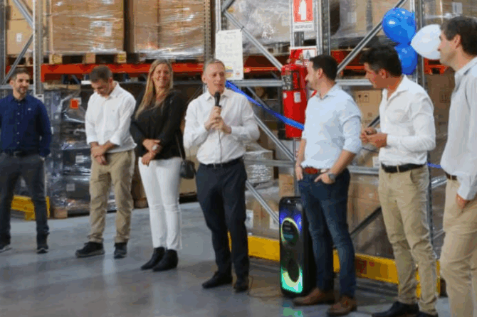 El intendente Fernando Gray recorrió el nuevo centro de distribución en El Jagüel.