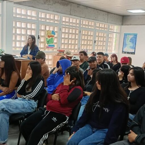 Los alumnos de la Secundaria N° 14 de Alejandro Korn junto a su profesor Nicolás González en el CEF N° 93 donde se realizó el torneo de vóley.