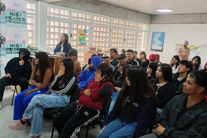 Los alumnos de la Secundaria N° 14 de Alejandro Korn junto a su profesor Nicolás González en el CEF N° 93 donde se realizó el torneo de vóley.