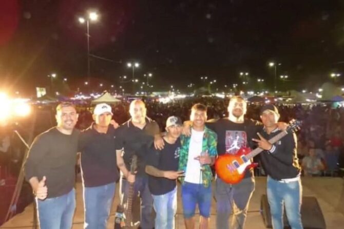 Menos Mal es Lunes es un festival de música solidario que se realiza el 7 de diciembre en Guernica.