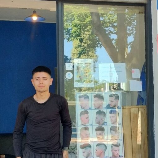 Alan Alvarez tiene su propia barberia desde hace cinco meses en Presidente Perón 1109, San Vicente.