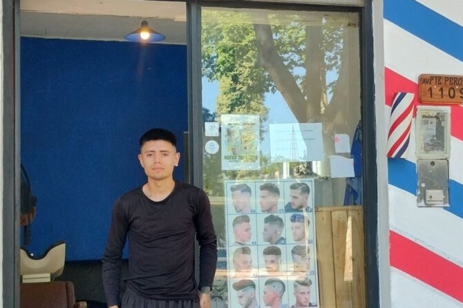 Alan Alvarez tiene su propia barberia desde hace cinco meses en Presidente Perón 1109, San Vicente.