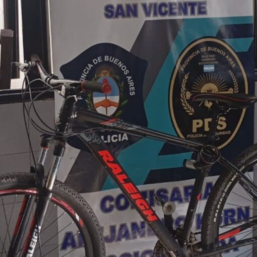 La policía divisó la persecución entre el hombre y el adolescente que se llevaba su bicicleta mientras patrullaba en Alejandro Korn.