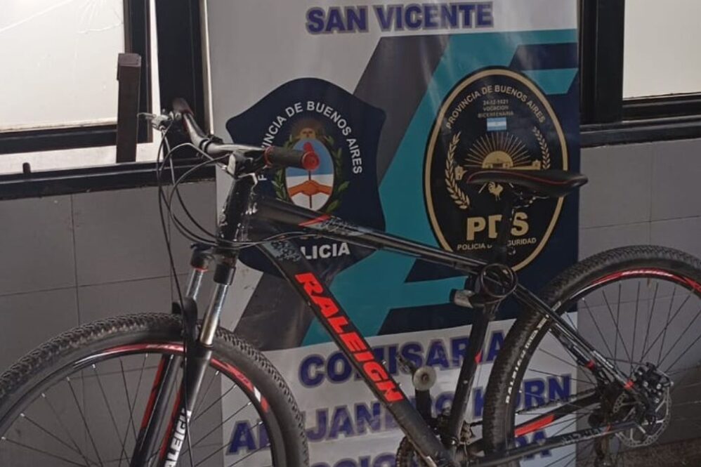 La policía divisó la persecución entre el hombre y el adolescente que se llevaba su bicicleta mientras patrullaba en Alejandro Korn.
