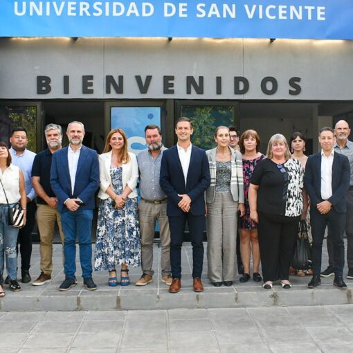 El intendente de San Vicente Nicolás Mantegazza junto a autoridades y representantes de las instituciones educativas que presentaron su oferta académica.