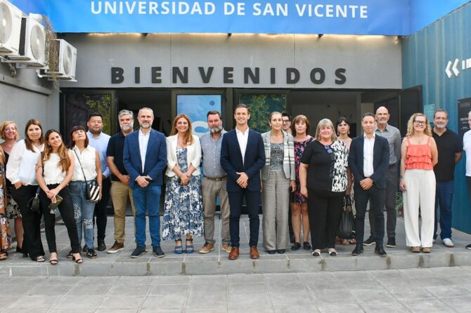El intendente de San Vicente Nicolás Mantegazza junto a autoridades y representantes de las instituciones educativas que presentaron su oferta académica.