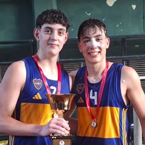 El equipo U15 de Boca Juniors donde juegan Simón Lede de Alejandro Korn y Tiziano Galeone de San Vicente.