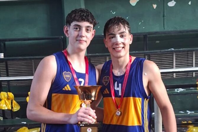 El equipo U15 de Boca Juniors donde juegan Simón Lede de Alejandro Korn y Tiziano Galeone de San Vicente.