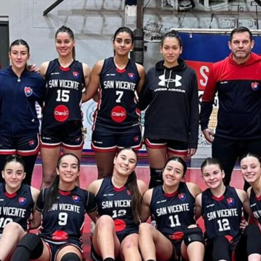 El DT del equipo U20 del Deportivo de San Vicente, Emiliano Soler, en el stream de El Diario Sur junto a su conductor Nicolás Varela.