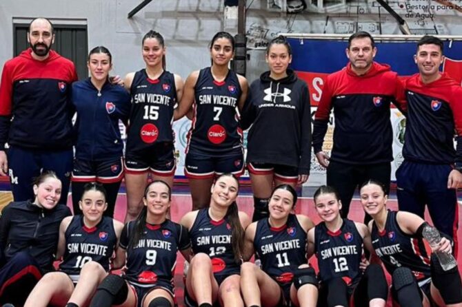 El DT del equipo U20 del Deportivo de San Vicente, Emiliano Soler, en el stream de El Diario Sur junto a su conductor Nicolás Varela.