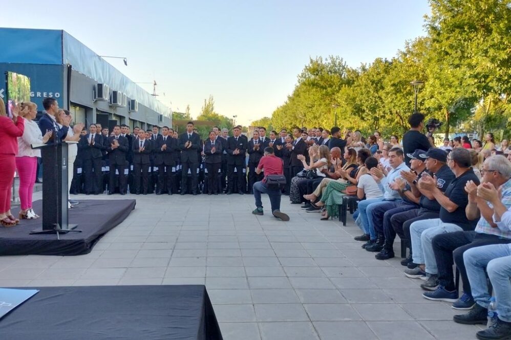 El intendente de San Vicente, Nicolás Mantegazza, valoró el esfuerzo de los egresados durante el año de formación.