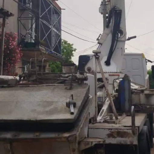 El camión habría enganchado los cables de la luz con una grúa en Lomas.