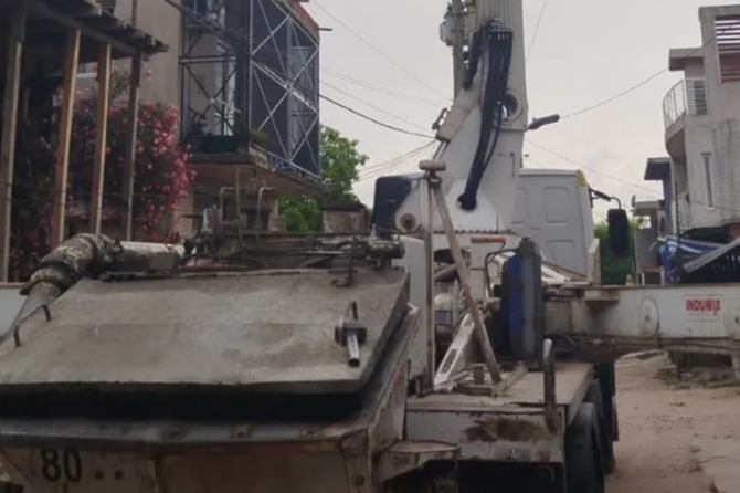 El camión habría enganchado los cables de la luz con una grúa en Lomas.