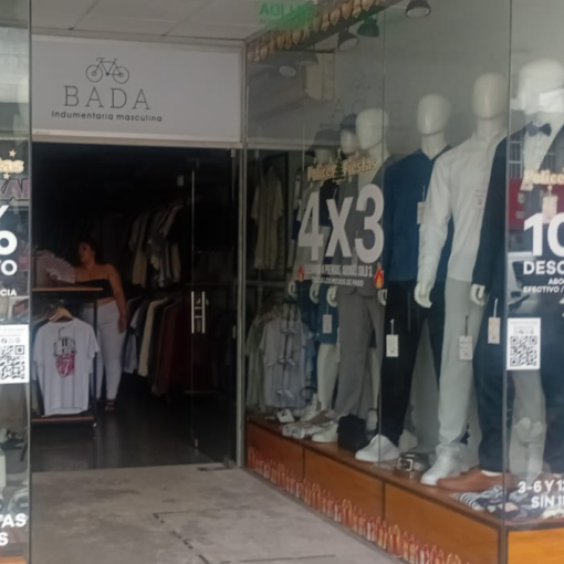 Los comercios del centro de Monte Grande estaban conectando grupos electrógenos para continuar con las ventas.