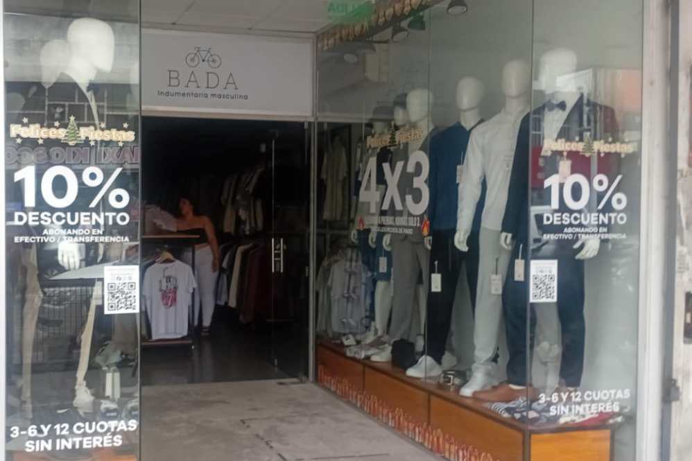 Los comercios del centro de Monte Grande estaban conectando grupos electrógenos para continuar con las ventas.