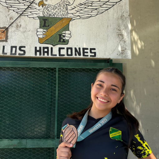 Amaia vende artesanías en ferias para lograr recaudar el dinero necesario para viajar.