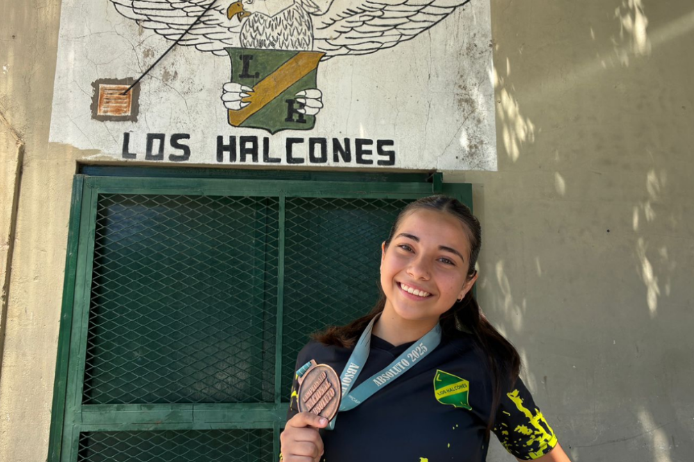 Amaia vende artesanías en ferias para lograr recaudar el dinero necesario para viajar.