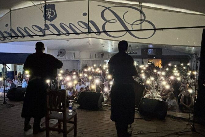 Papá Noel estará presente en Alejandro Korn durante la noche de las vidrieras.