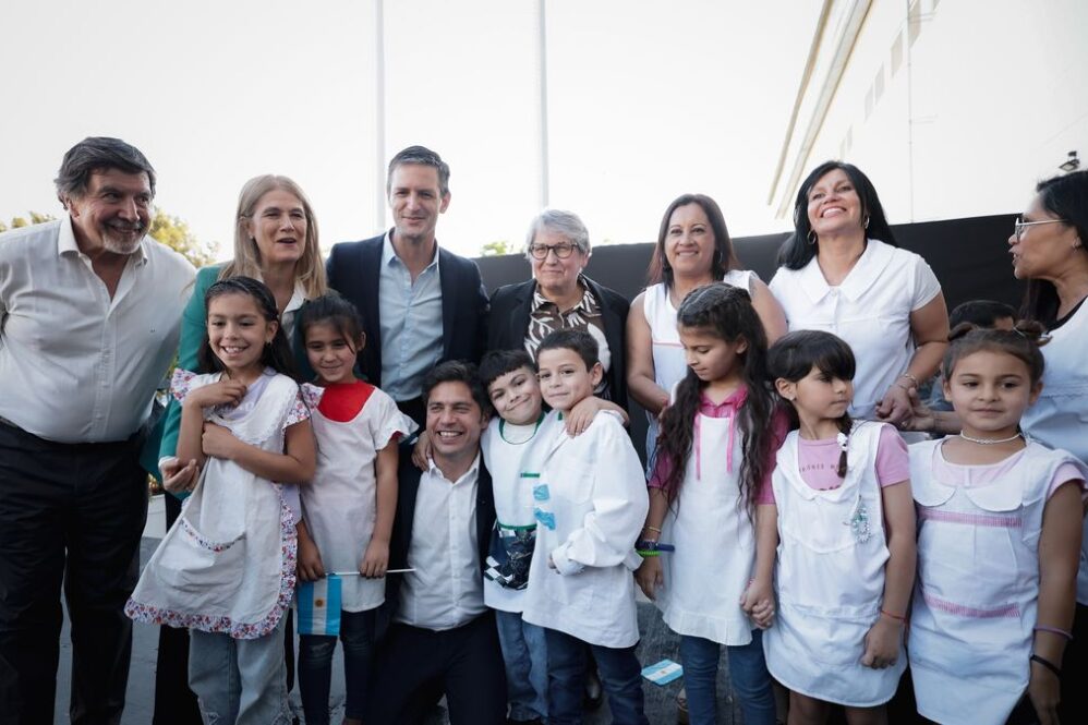 El gobernador, junto al intendente descubrieron la placa de la nueva Escuela Primaria N° 26