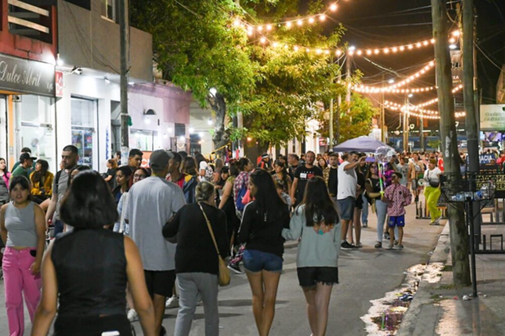 La calle San Martin de Alejandro Korn se convierte en peatonal para la Noche de Las Vidrieras.