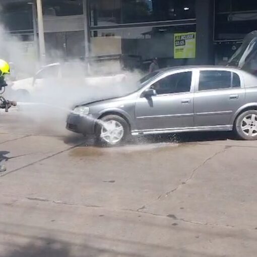 La parte delantera del auto fue la más comprometida tras el incendio en Monte Grande.