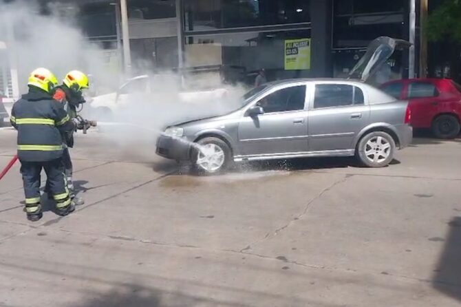 La parte delantera del auto fue la más comprometida tras el incendio en Monte Grande.