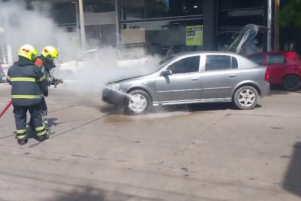 La parte delantera del auto fue la más comprometida tras el incendio en Monte Grande.