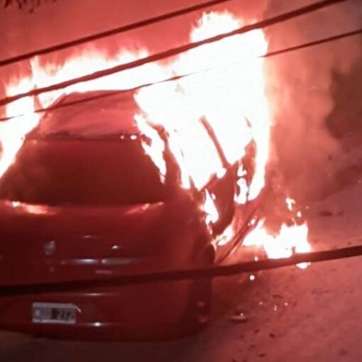 El fuego arrasó con el auto en Lomas de Zamora.