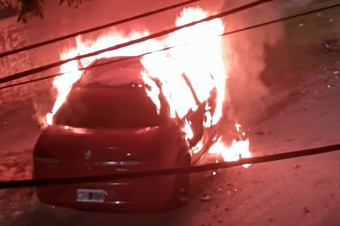 El fuego arrasó con el auto en Lomas de Zamora.