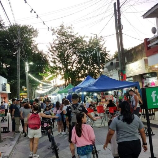 Isabel Aguilera, titular de la librería Isa, ubicada en San Martín 106, Alejandro Korn junto a su hija Guadalupe.