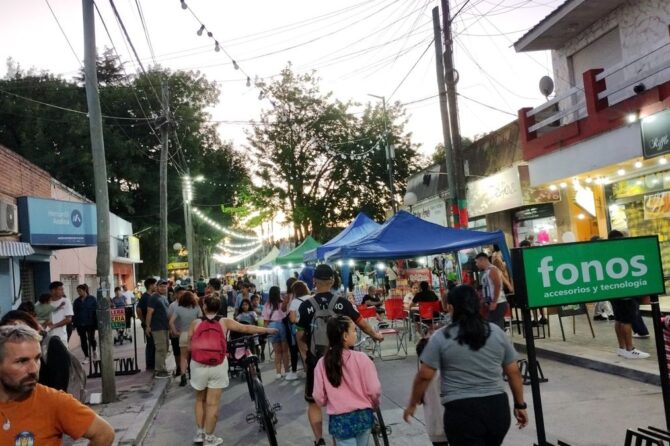 Isabel Aguilera, titular de la librería Isa, ubicada en San Martín 106, Alejandro Korn junto a su hija Guadalupe.