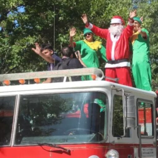 Recorrido de Papá Noel con los bomberos de San Vicente.