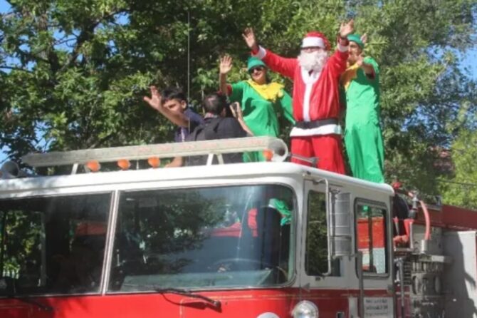 Recorrido de Papá Noel con los bomberos de San Vicente.