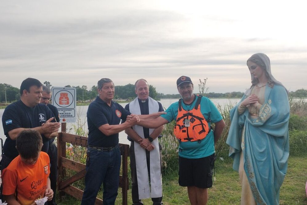 La embarcación que llevó la imagen de la Virgen estuvo tripulada por el Padre Federico y el Presidente del club de kayakistas Carlos Bel.