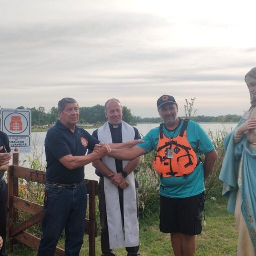 La embarcación que llevó la imagen de la Virgen estuvo tripulada por el Padre Federico y el Presidente del club de kayakistas Carlos Bel.