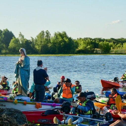 Por segundo año consecutivo el Club de Kayakistas Originarios de San Vicente organiza la Procesión de la Virgen por la laguna de San Vicente.