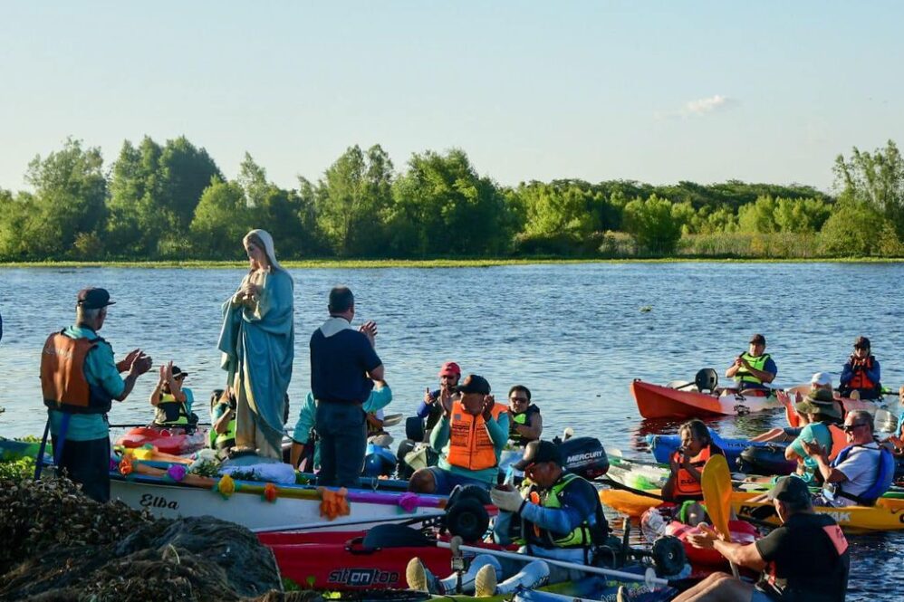 Por segundo año consecutivo el Club de Kayakistas Originarios de San Vicente organiza la Procesión de la Virgen por la laguna de San Vicente.