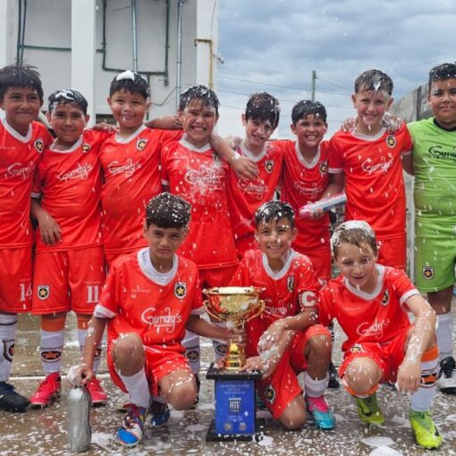 Los chicos de la categoría 2016 del club Estrella del Sur de Alejandro Korn cumplieron el sueño del profe Joaquín Daguerre y salieron bicampeones.