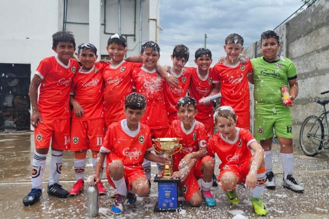 Los chicos de la categoría 2016 del club Estrella del Sur de Alejandro Korn cumplieron el sueño del profe Joaquín Daguerre y salieron bicampeones.