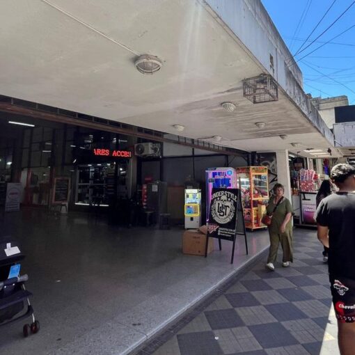 Comerciantes históricos de la Galería Gran Avenida en Monte Grande recibieron la notificación de que sus contratos no serán renovados y deberán dejar los locales en los próximos meses.