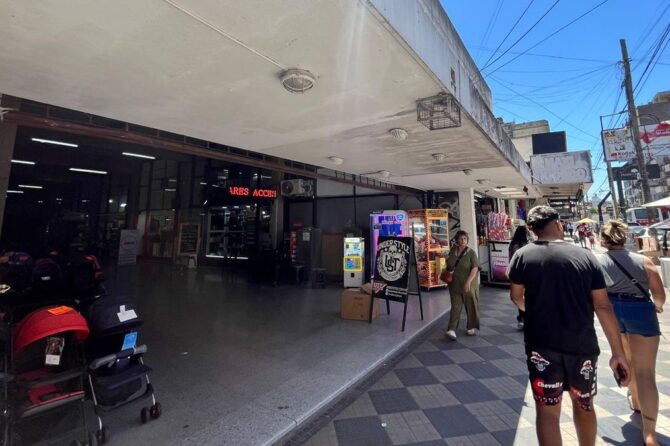 Comerciantes históricos de la Galería Gran Avenida en Monte Grande recibieron la notificación de que sus contratos no serán renovados y deberán dejar los locales en los próximos meses.