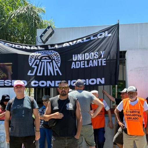 Trabajadores del neumático se manifestaron en la puerta de la planta de Bridgestone, en Llavallol, en el marco de un paro de 24 horas convocado por el SUTNA.