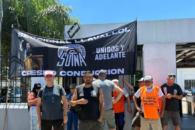 Trabajadores del neumático se manifestaron en la puerta de la planta de Bridgestone, en Llavallol, en el marco de un paro de 24 horas convocado por el SUTNA.