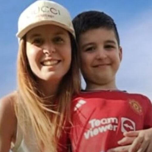 La madre junto a Joaquín.