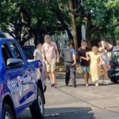 El automóvil involucrado en el accidente terminó contra un poste de luz tras el impacto ocurrido en la esquina de Portela y Prando, en Lomas.