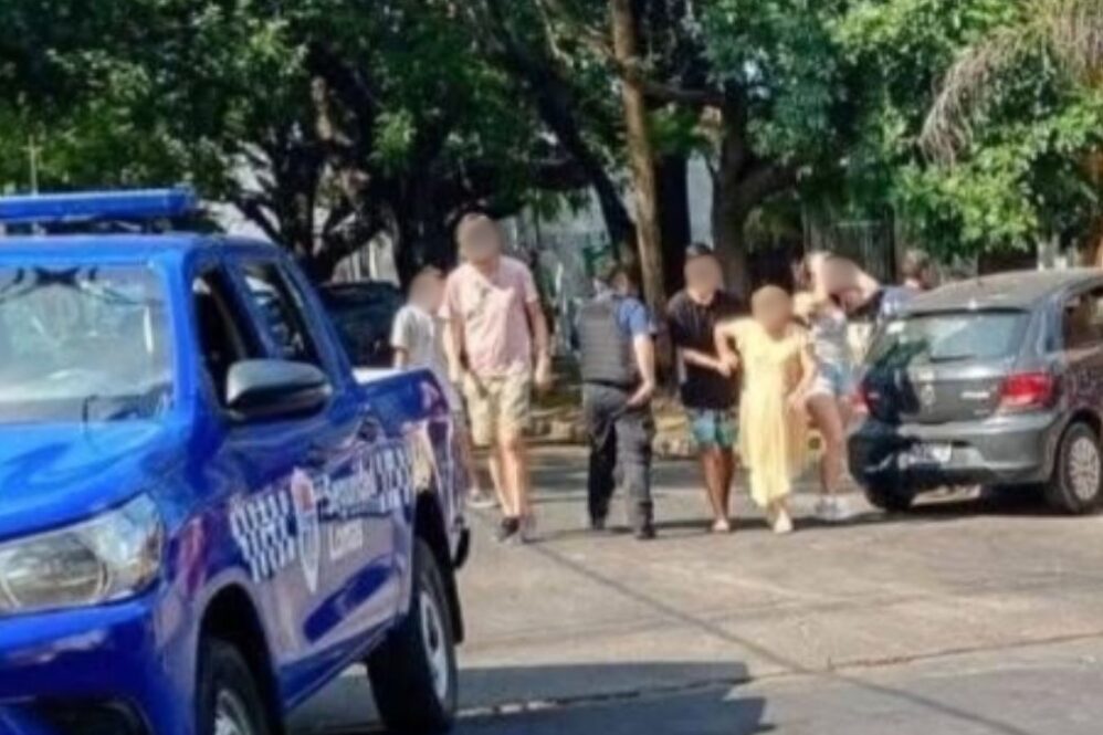 El automóvil involucrado en el accidente terminó contra un poste de luz tras el impacto ocurrido en la esquina de Portela y Prando, en Lomas.