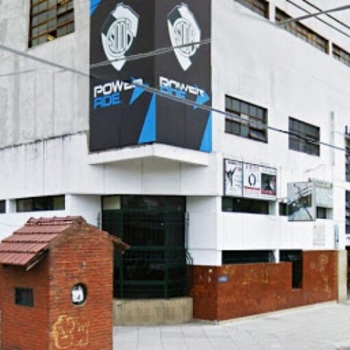 El plantel de vóley de Defensores de Banfield junto a socios e hinchas, tras un encuentro en el gimnasio del club de Banfield.